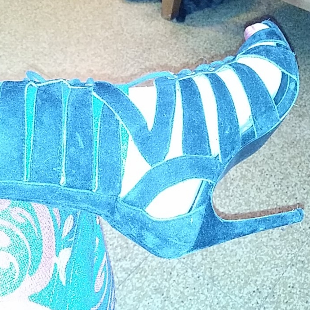 Shoes - Picture 4 of 4